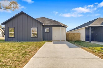 401 Martin Luther King Blvd in Willis, TX - Building Photo - Building Photo