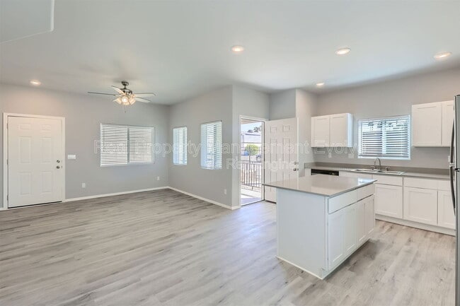 7010 N 80th Ave in Glendale, AZ - Building Photo - Building Photo