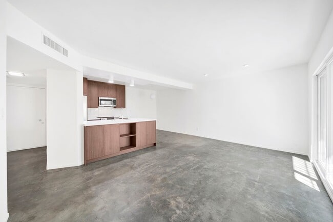 7767 Hollywood Blvd, Unit 105