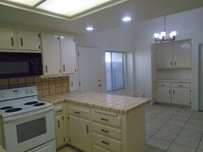 8604 Hassam Dr in Bakersfield, CA - Building Photo - Building Photo