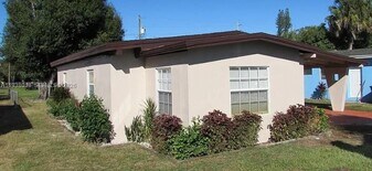 3011 St Charles St in Ft. Myers, FL - Building Photo