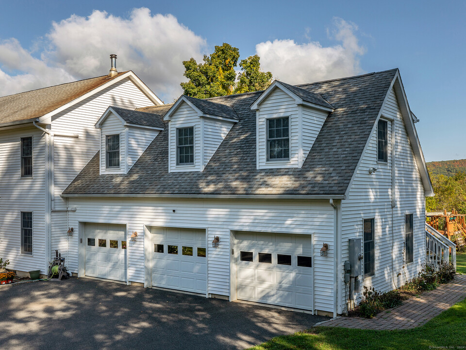 54 Scofield Hill Rd in Washington, CT - Building Photo