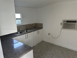 2430 NW 26th St in Miami, FL - Building Photo - Building Photo