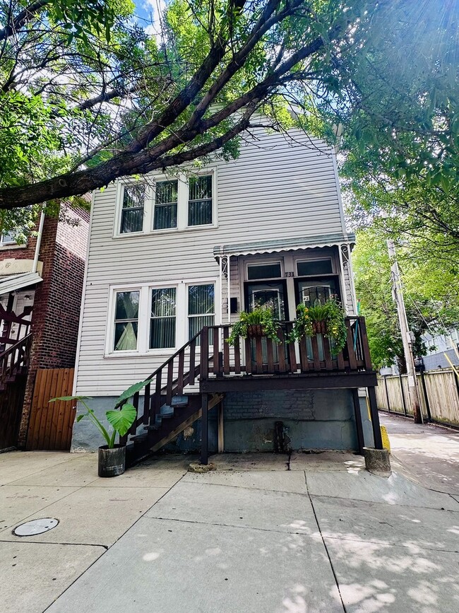 property at 731 W 16th St