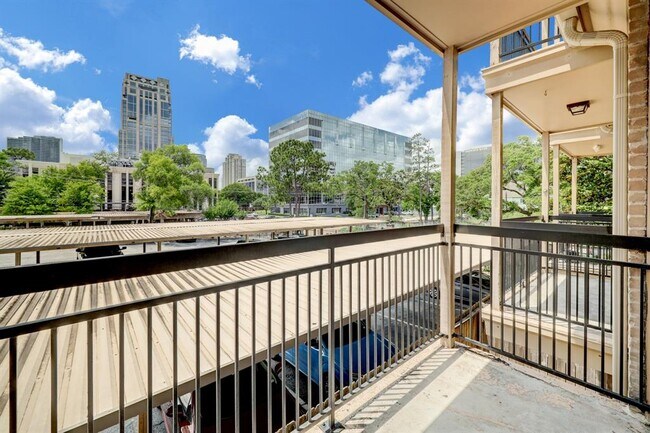 4515 Briar Hollow Pl, Unit 215 in Houston, TX - Foto de edificio - Building Photo