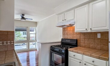 1241 N Fairfax Ave in West Hollywood, CA - Foto de edificio - Building Photo