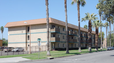 Oaktree Apartments in Riverside, CA - Foto de edificio - Building Photo