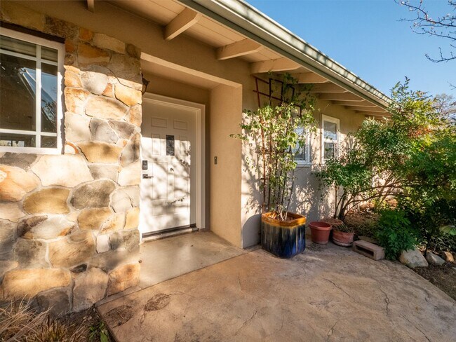 1306 Meadowbrook Rd in Ojai, CA - Building Photo - Building Photo