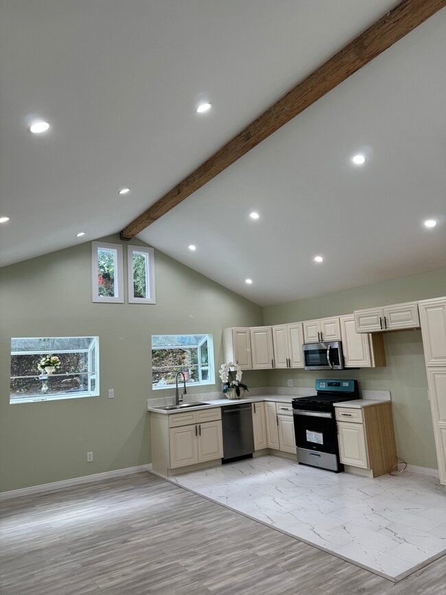 4406 Coloma Ave in Woodland Hills, CA - Foto de edificio - Building Photo