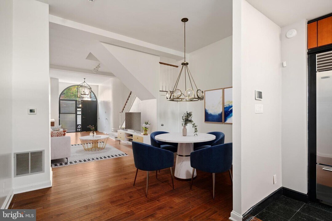 317 S 18th St in Philadelphia, PA - Building Photo