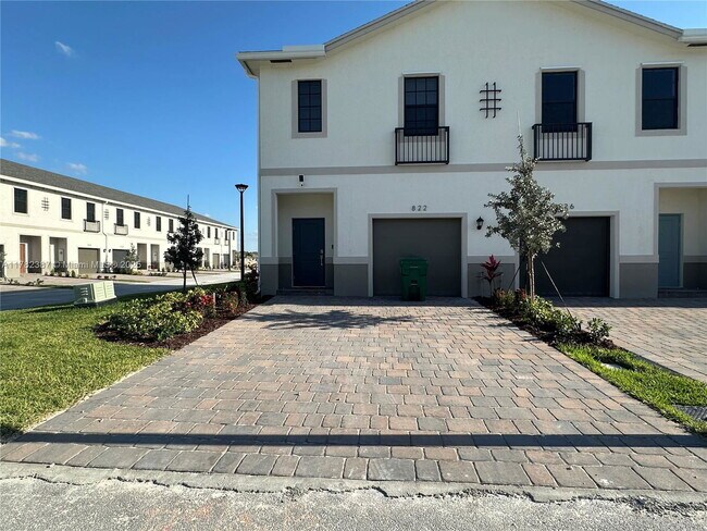 822 SW 11th Ter