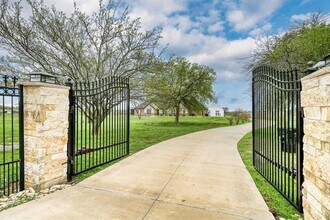 1192 Seaborn Rd in Ponder, TX - Building Photo - Building Photo