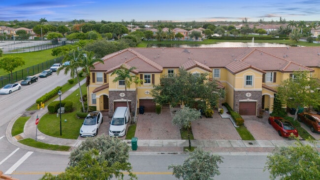 8618 NW 113th Ct in Doral, FL - Foto de edificio - Building Photo
