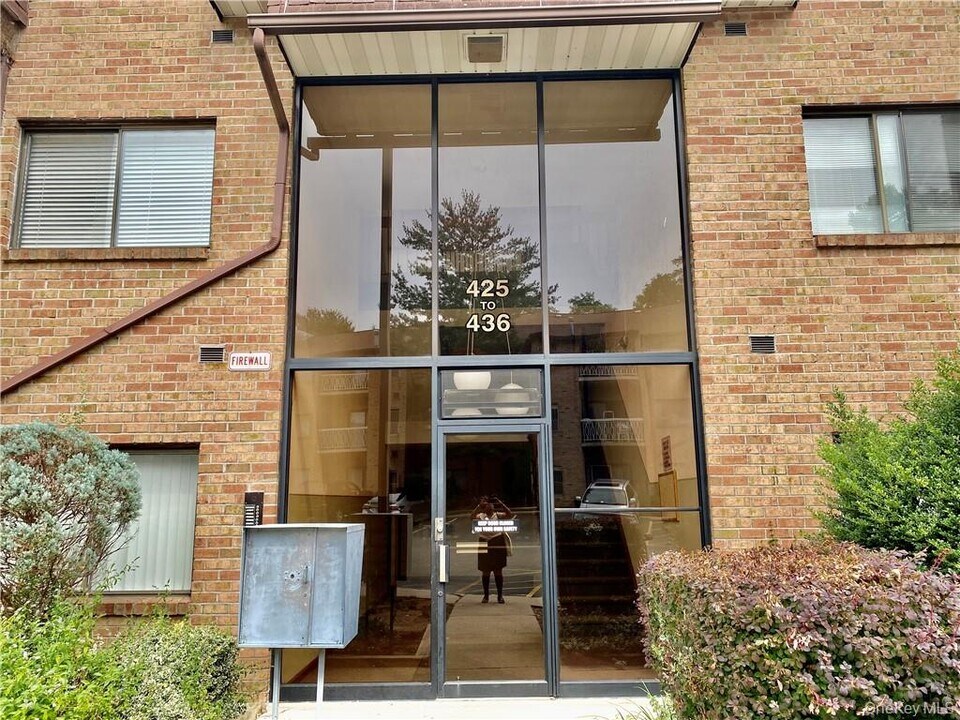 430 Kennedy Dr in Spring Valley, NY - Building Photo