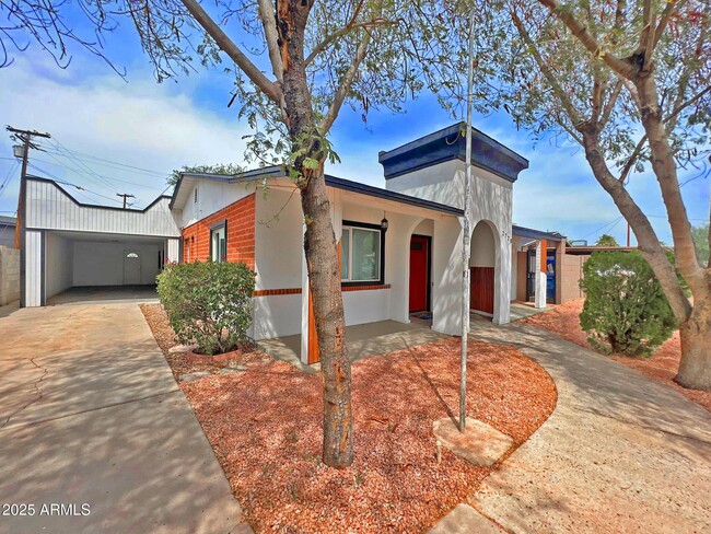 property at 2720 N 17th Pl