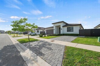 12941 SW 227th St in Miami, FL - Foto de edificio - Building Photo