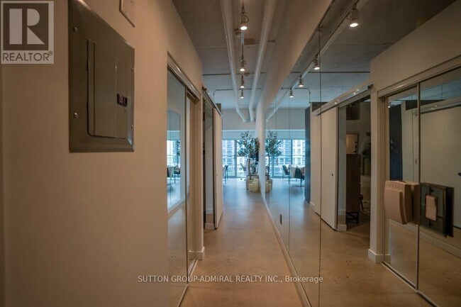 2 Fieldway Rd in Toronto, ON - Building Photo - Building Photo