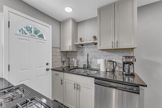 4606 Roadoan Rd in Brooklyn, OH - Foto de edificio - Building Photo