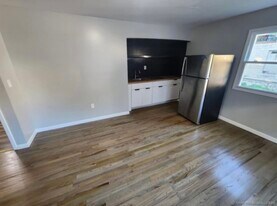 1610 Iranistan Ave in Bridgeport, CT - Building Photo