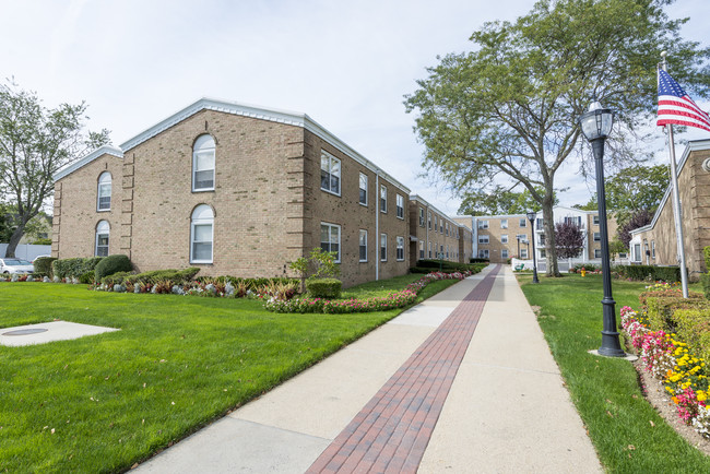 Halandia Court in Rockville Centre, NY - Foto de edificio - Building Photo