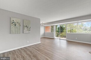 5801 Quantrell Ave, Unit L8 in Alexandria, VA - Building Photo