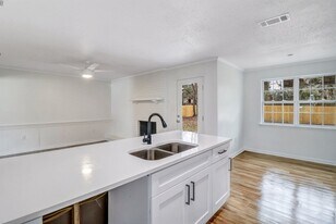 29 Beaver Run Dr in Savannah, GA - Building Photo