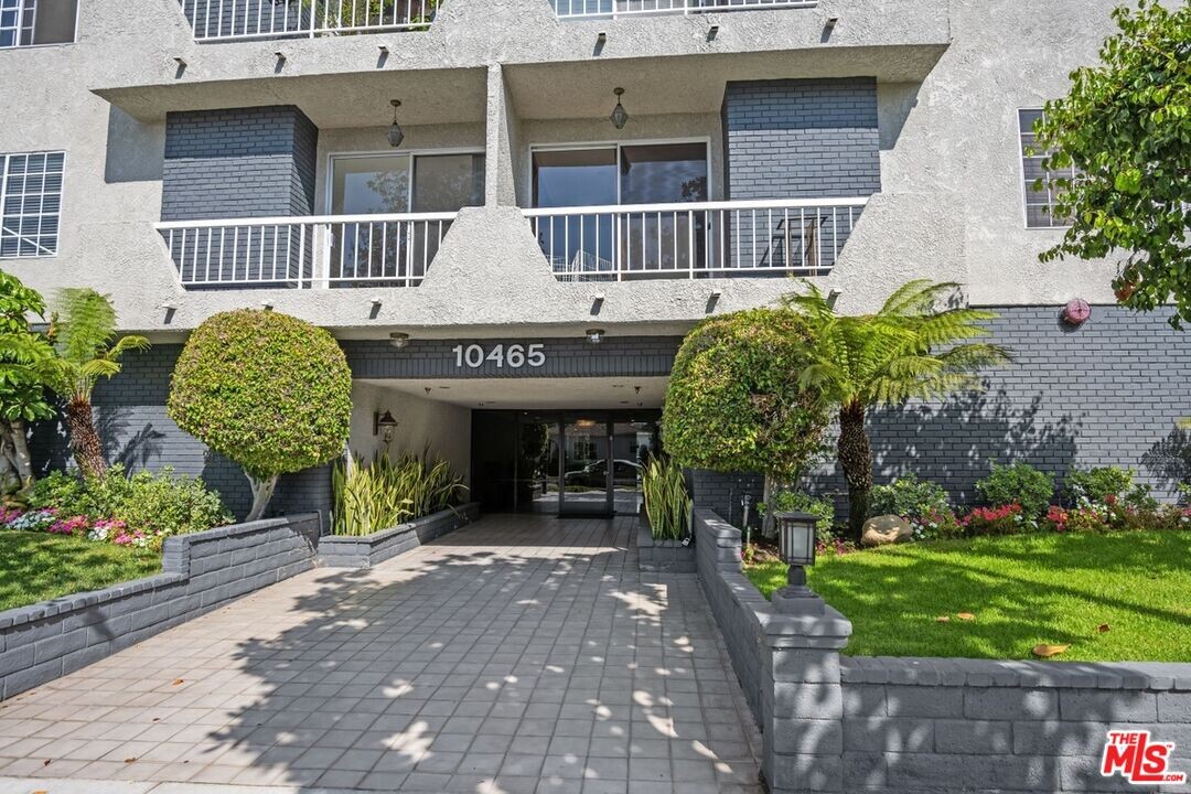 10465 Eastborne Ave-Unit -205 in Los Angeles, CA - Foto de edificio