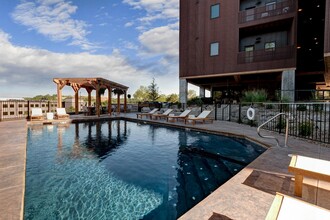 Quarry Town Apartments in Springfield, MO - Foto de edificio - Building Photo