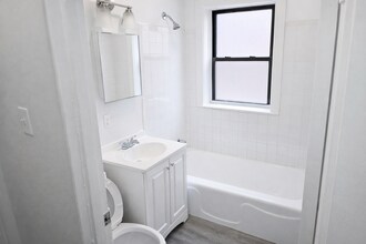 6710 S Merrill Ave, Unit 2E in Chicago, IL - Foto de edificio - Building Photo