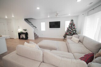 1737 S Devils Garden Ln in Washington, UT - Foto de edificio - Building Photo