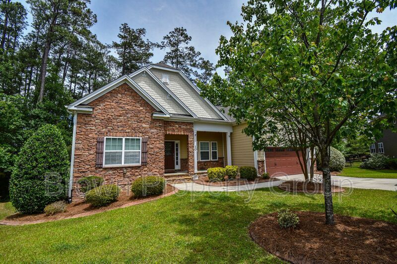10 Spring Pond Ln in Spring Lake, NC - Building Photo
