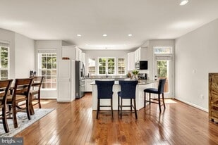 6747 Applemint Ln in Alexandria, VA - Building Photo