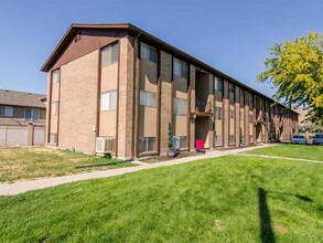 1357 N Redwood Rd-Unit -24 in Salt Lake City, UT - Foto de edificio - Building Photo