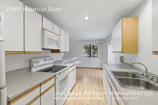 17009 Hermosa Rd in Bend, OR - Building Photo - Building Photo