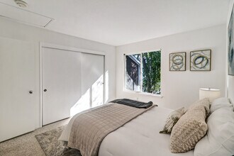 242 Marina Lakes Dr, Unit 242 Marina Lakes in Richmond, CA - Building Photo - Building Photo