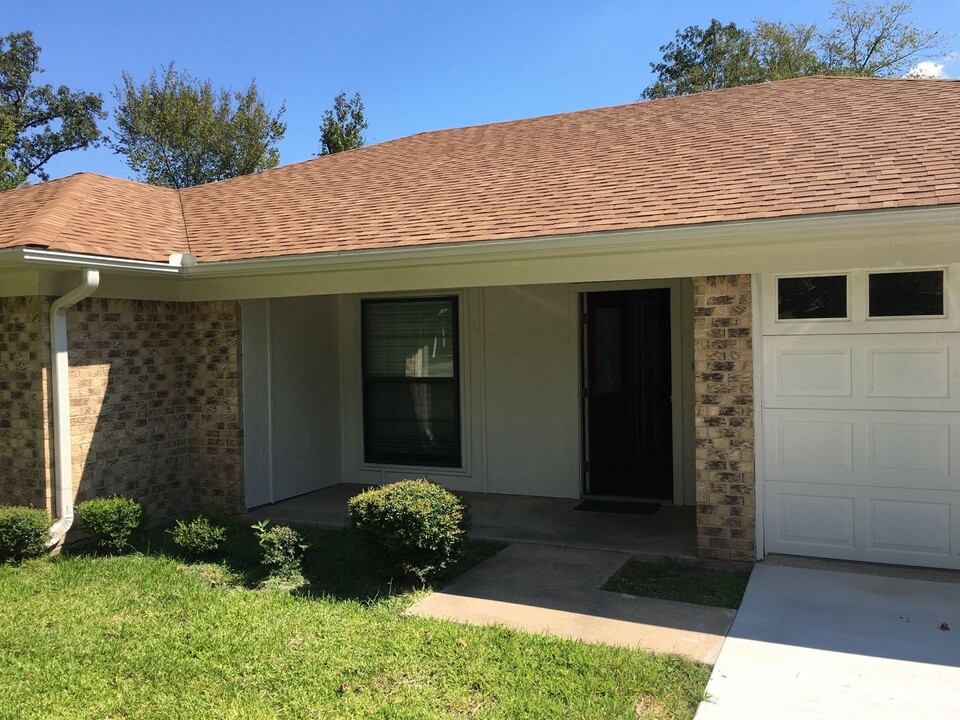 207 Kingman Cir in Gladewater, TX - Building Photo