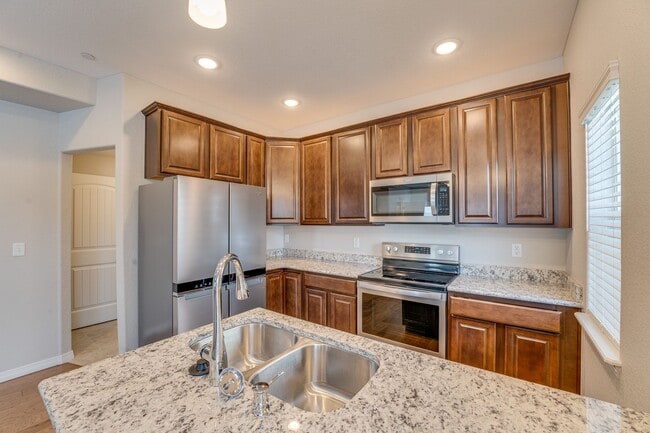 Stunning 3 Bedroom 2 Bathroom townhome in Fort Collins! in Fort Collins, CO - Building Photo - Building Photo