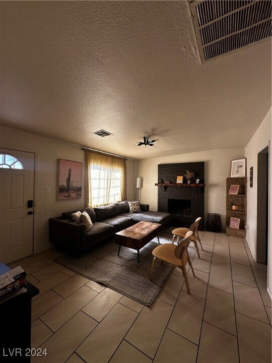 2213 E Oakey Blvd in Las Vegas, NV - Building Photo