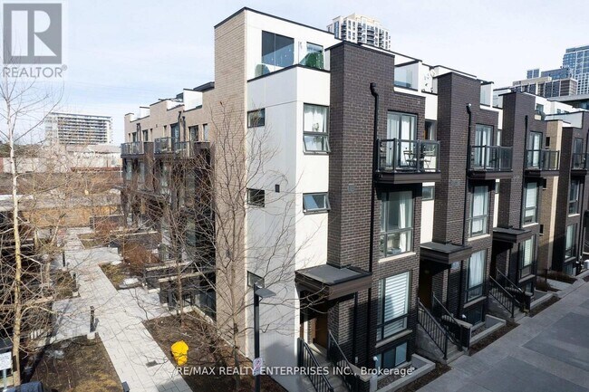 32 Fieldway Rd in Toronto, ON - Building Photo - Building Photo