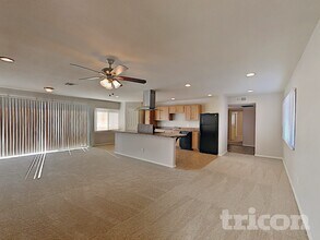 13129 N 21st Dr in Phoenix, AZ - Foto de edificio - Building Photo