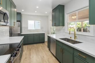 12818 Hatteras St in Valley Village, CA - Building Photo - Building Photo