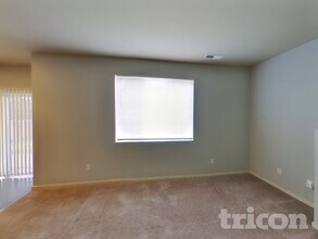 730 205th St Ct E in Spanaway, WA - Foto de edificio - Building Photo