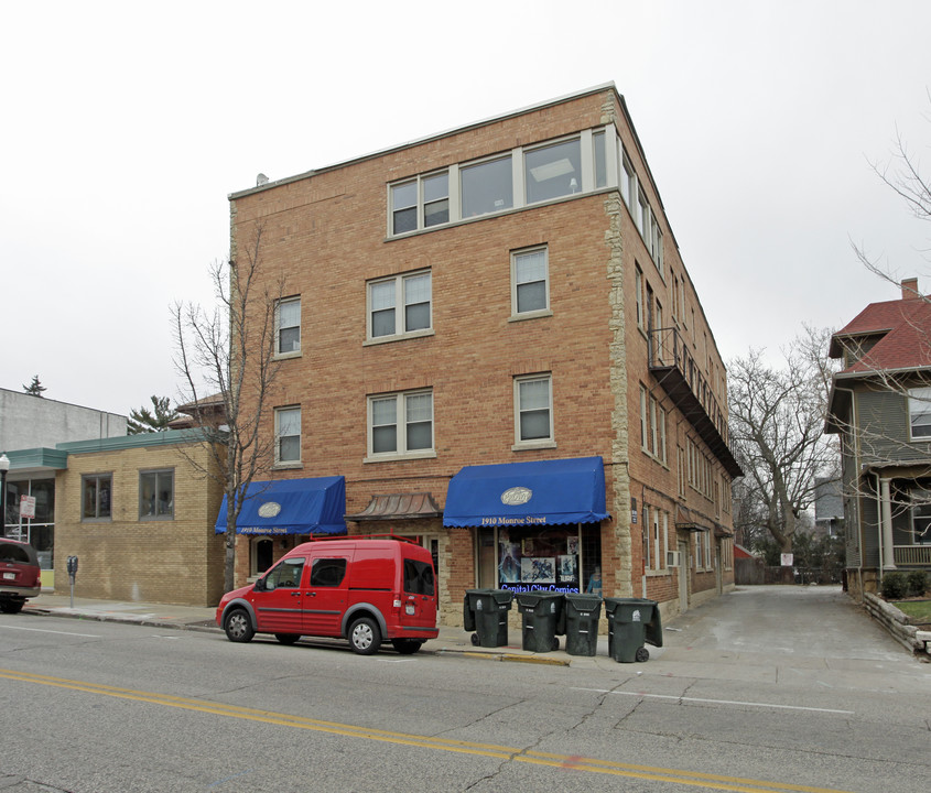 Monroe Manor in Madison, WI - Building Photo