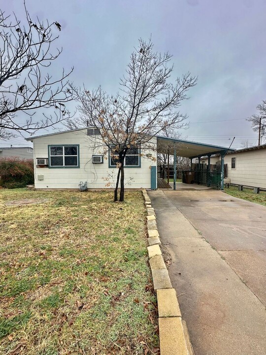 56 E 32nd St in San Angelo, TX - Building Photo