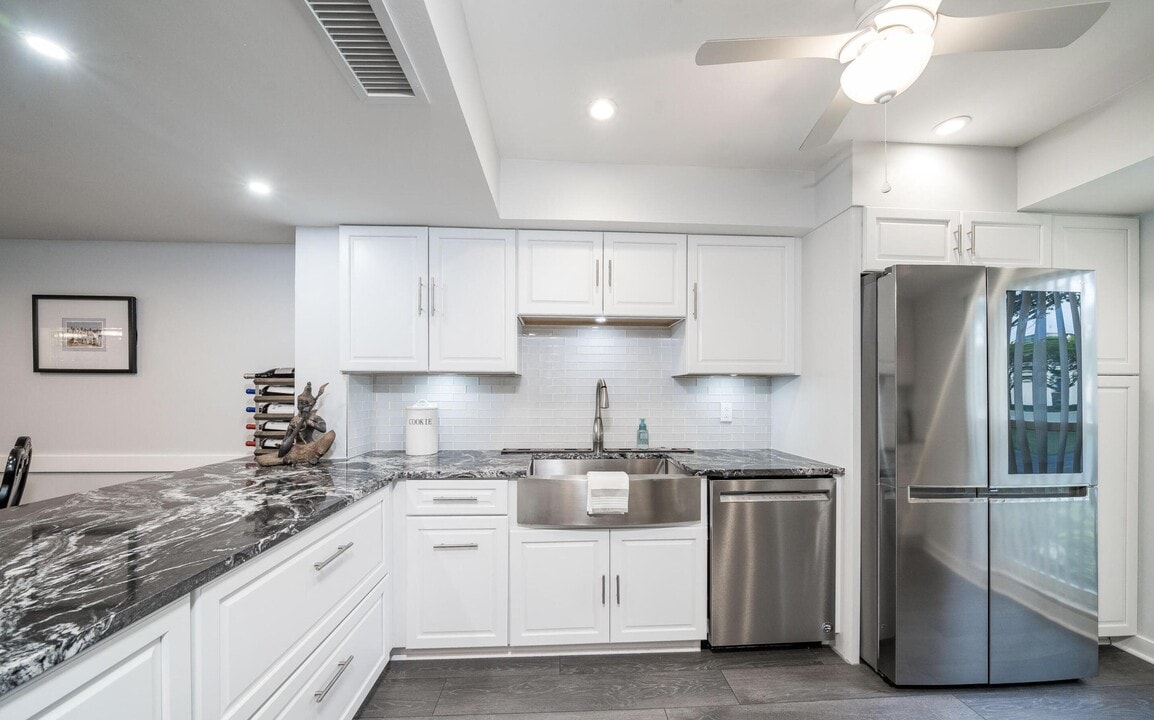 1814 Presidential Way in West Palm Beach, FL - Building Photo