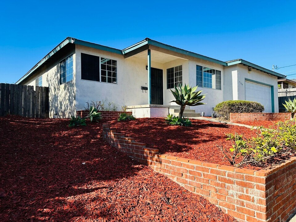 7370 Minerva Dr in San Diego, CA - Building Photo