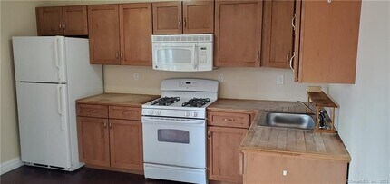 276 Berkshire Rd in Newtown, CT - Building Photo - Building Photo