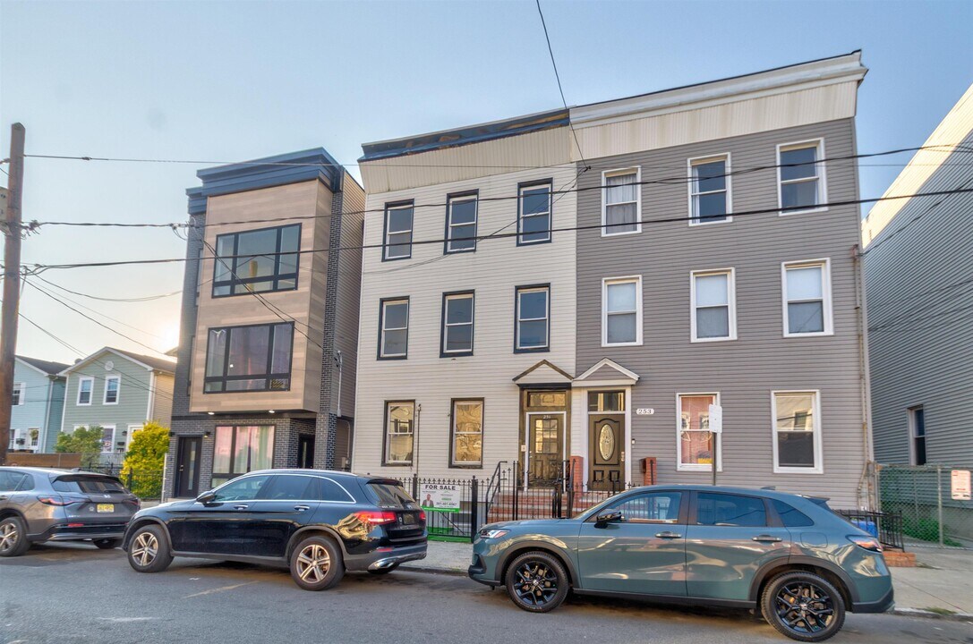 251 Halladay St in Jersey City, NJ - Building Photo