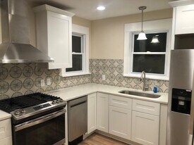 16 Lauriston St, Unit 2nd floor in Providence, RI - Building Photo