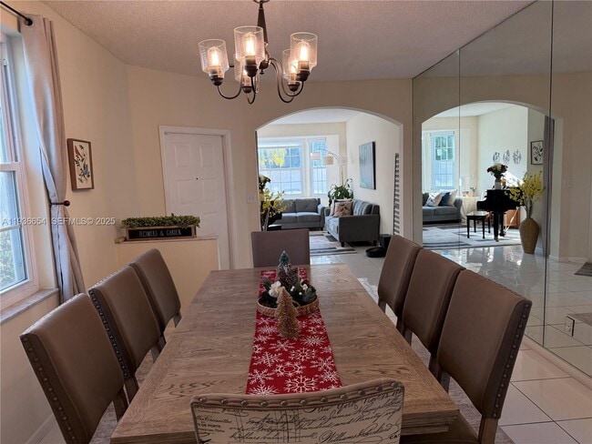 4908 SW 151st Ave in Davie, FL - Foto de edificio - Building Photo